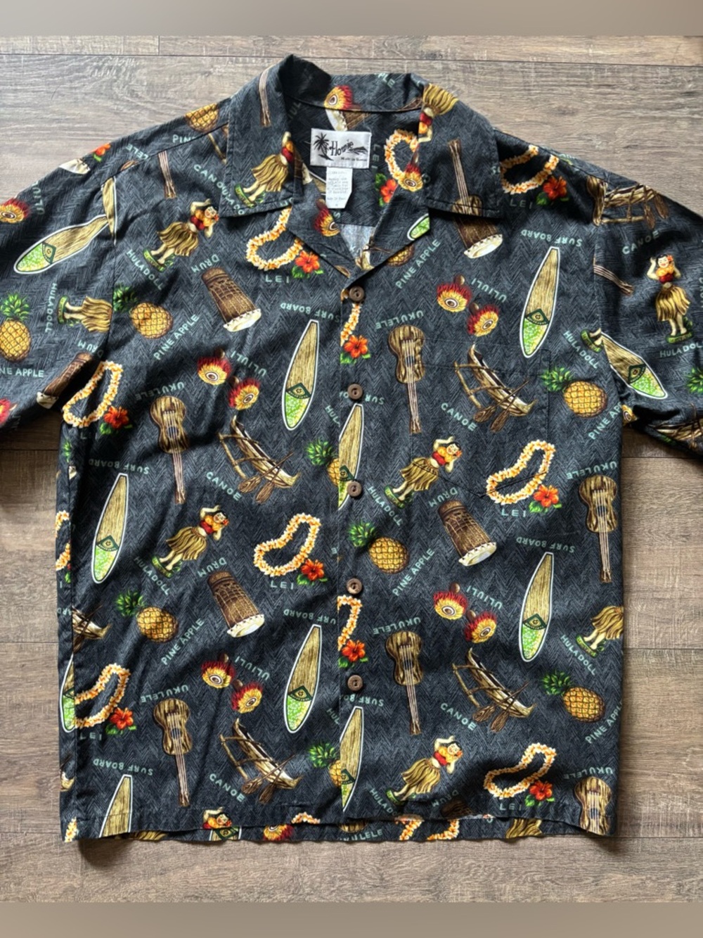 Howie men’s size medium Hawaiian aloha button down shirt hula doll, lei, ukulele